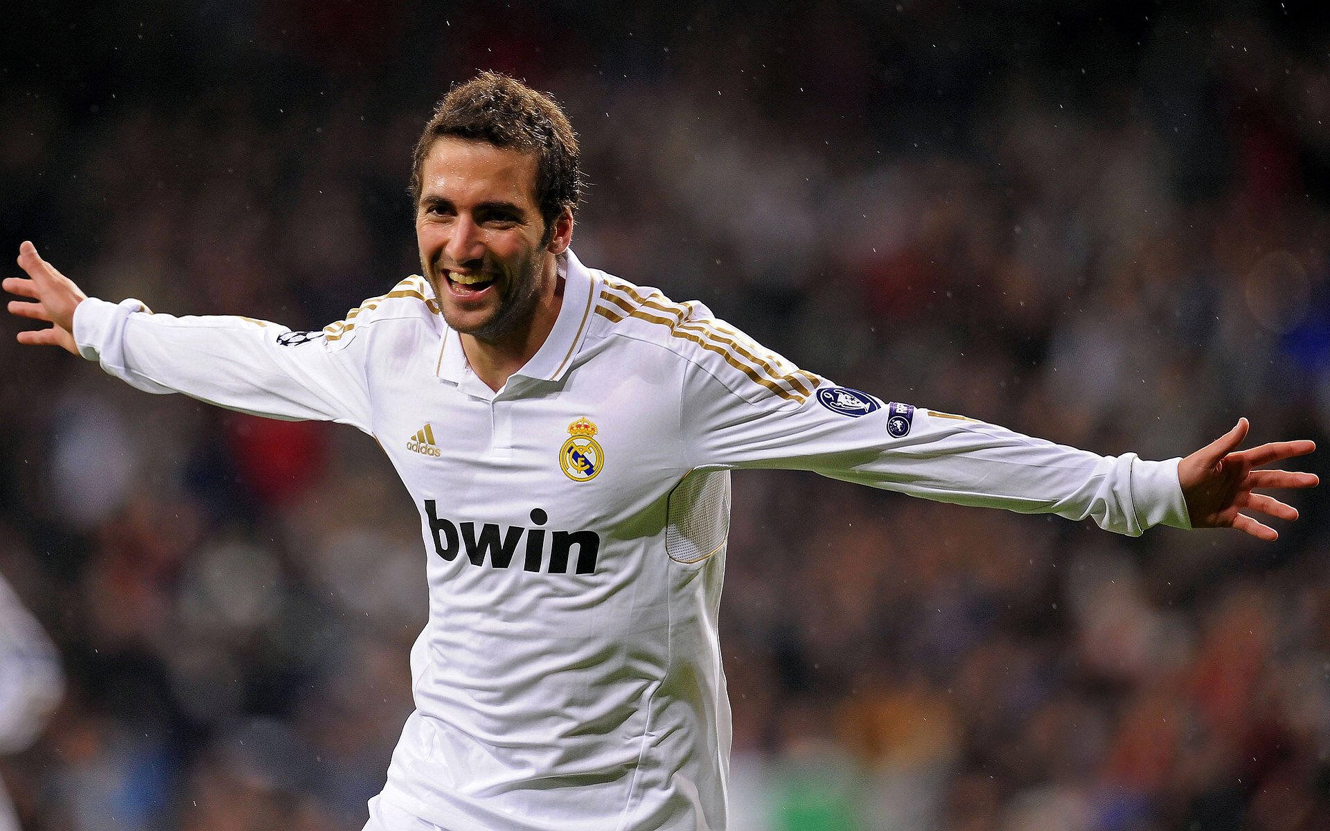 退役球员开设在线训练课程，受众群体广泛，退役球员踢球